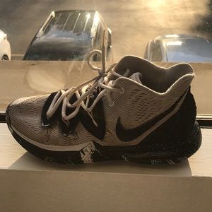 Kyries 5s no soul very clean